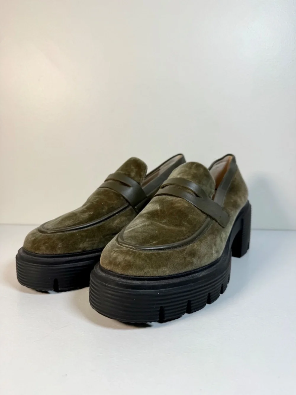 NWOB! Stuart Weitzman Soho Cargo Green Velvet Lug Sole Platform Loafers | Size 8